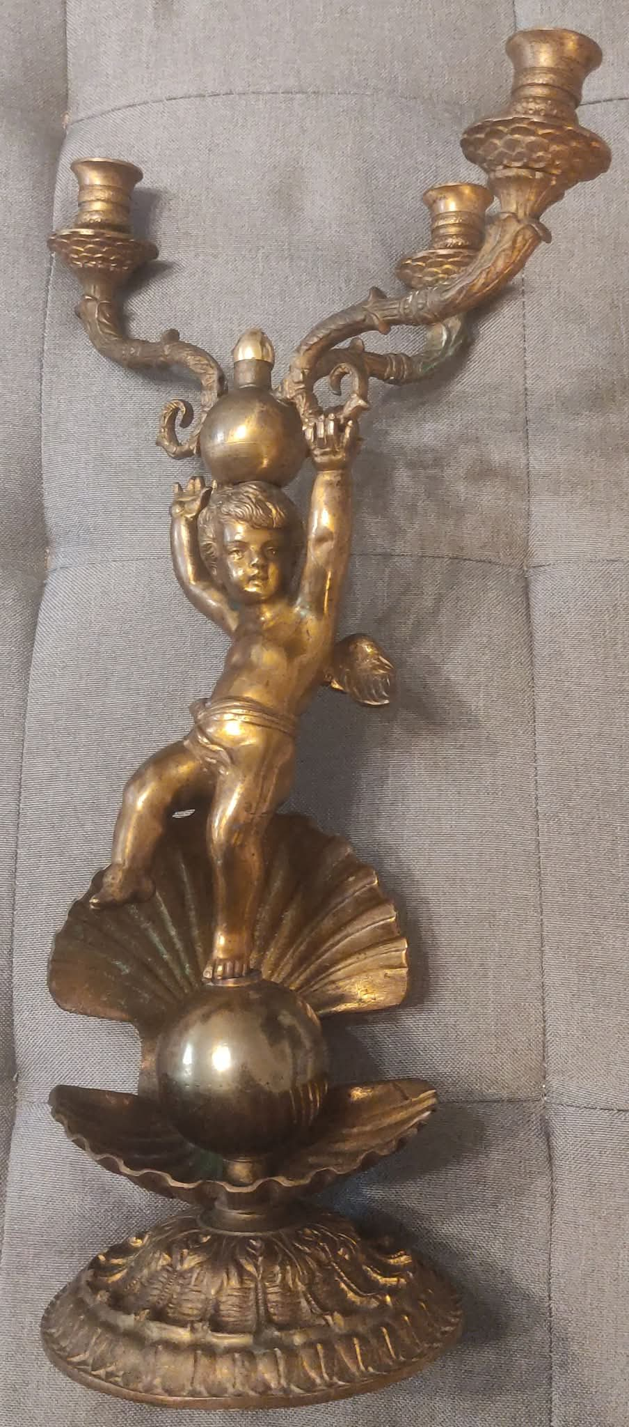 ANTICO CANDELABRO IN BRONZO DORATO CON PUTTO ALATO STILE BAROCCO - 43 CM