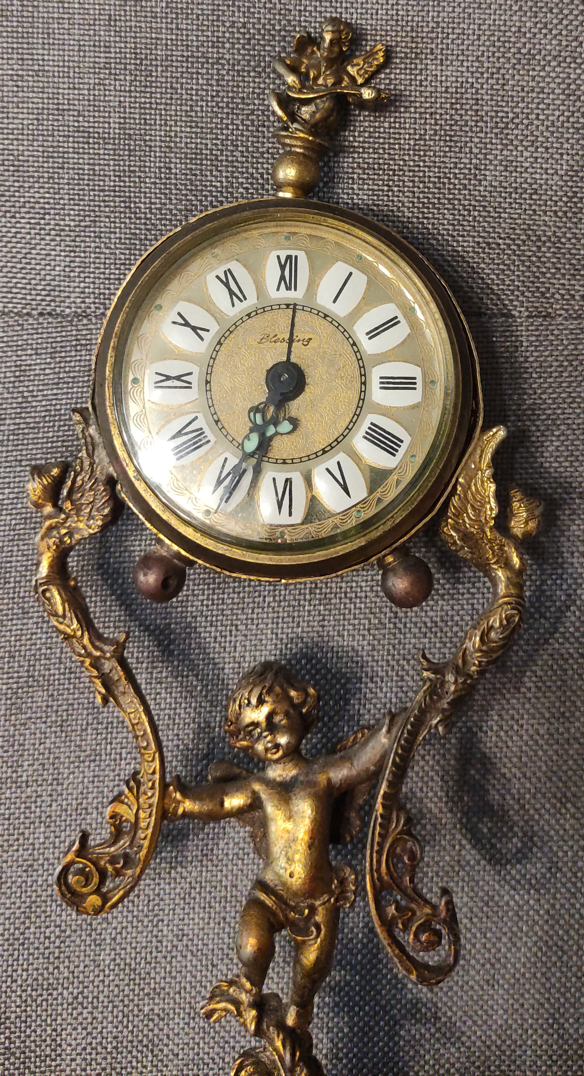 Orologio da tavolo in legno antico con meccanismo Hermle meccanico a bilanciere Orologio da tavolo in legno antico con meccanismo Hermle meccanico a bilanciere