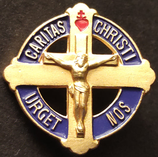 SPILLA DISTINTIVO CARITAS CHRISTI NOS URGET