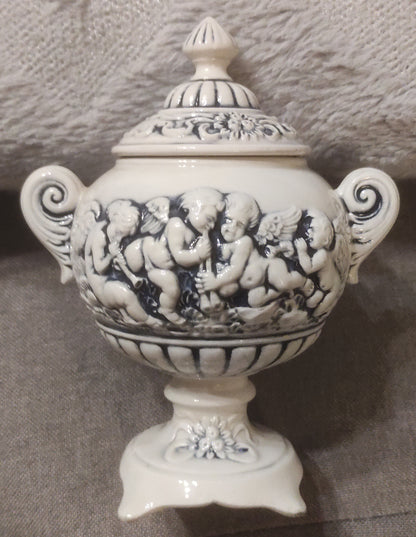 ZUCCHERIERA CAPODIMONTE IN PORCELLANA MADE IN ITALY CON PUTTI IN RILIEVO - 17 CM