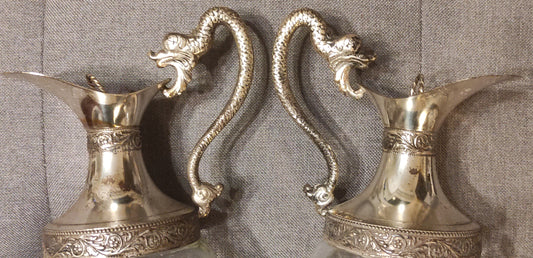 SET DI 2 VASI ANTICHI IN VETRO E METALLO CON MANICI DECORATI - STILE VINTAGE